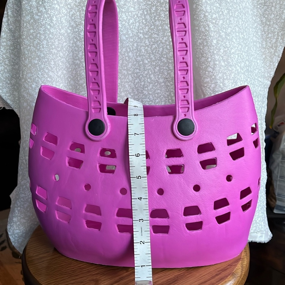 Plastic beach/pool tote